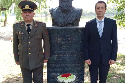 保加利亚驻华大使和武官在朝阳公园的波特夫的雕塑前献花